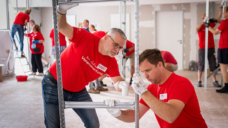 Around 50 Audi employees setting up the donation goods distribution center.